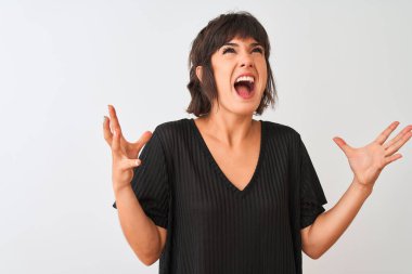 Siyah tişört giyen genç, güzel bir kadın izole edilmiş beyaz arka planda duruyor. Deli gibi bağırıyor ve agresif bir ifade ve kollarla bağırıyor. Hayal kırıklığı konsepti.