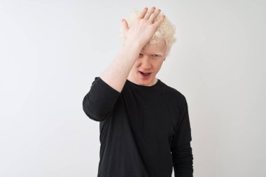 Siyah tişörtlü genç albino sarışın adam, izole edilmiş beyaz arka planda dikiliyor. Hatayla el ele tutuşurken şaşırmış. Hatayı hatırla. Unuttum, kötü hafıza konsepti.
