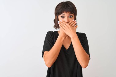 Siyah tişört giyen genç ve güzel bir kadın izole edilmiş beyaz arka planda dikiliyor. Ağzını yanlışlıkla ellerle kapatıyor. Gizli konsept.