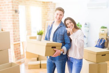 Güzel genç çift aşık ve yeni h tuşları gösteren sarılmak