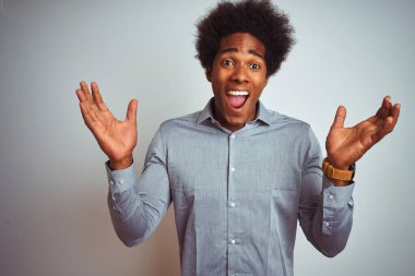 Afro saçlı, gri tişörtlü, beyaz arka planda çılgın ve hayret verici başarısını kutlayan genç Afro-Amerikalı adam kollarını kaldırmış ve gözleri açık bir şekilde heyecanla haykırıyordu. Kazanan konsept