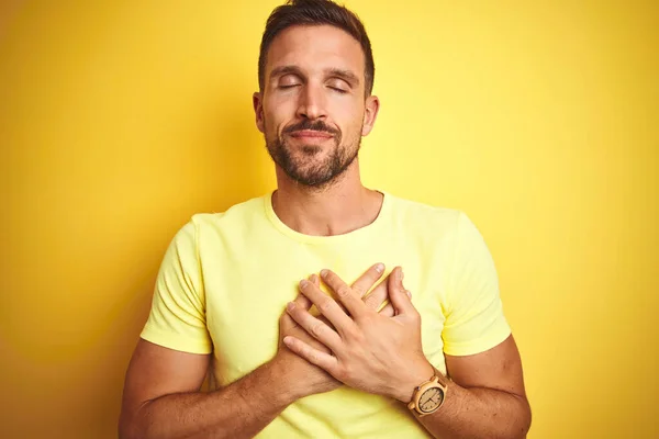 Homem Bonito Jovem Vestindo Casual Camiseta Amarela Sobre Fundo Isolado — Fotografia de Stock