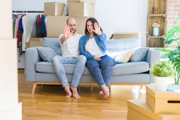 Ein Junges Paar Das Auf Dem Sofa Inmitten Von Pappkartons — Stockfoto