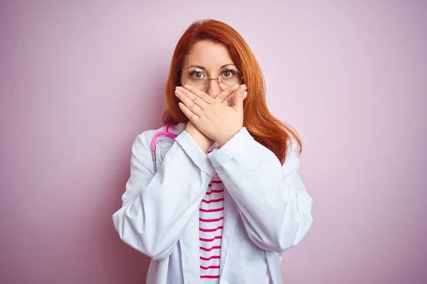 Junge Rothaarige Ärztin Mit Brille Über Rosa Isoliertem Hintergrund Schockiert — Stockfoto