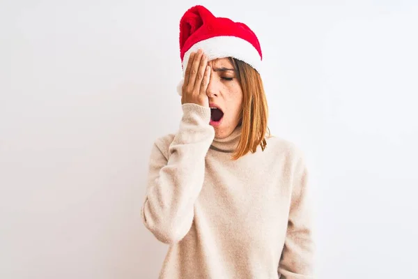 Hermosa Pelirroja Con Sombrero Navidad Sobre Fondo Aislado Bostezando Cansada — Foto de Stock