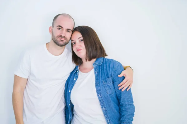 Casal Jovem Conjunto Sobre Fundo Isolado Branco Com Expressão Séria — Fotografia de Stock