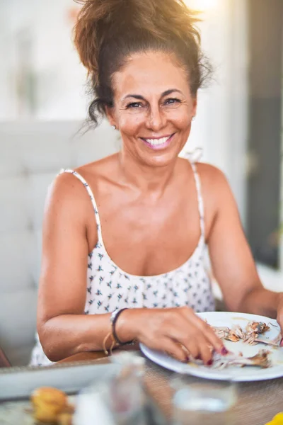 Orta Yaşlı Güzel Bir Kadın Terasta Oturmuş Yemek Yiyor Gülümsüyor — Stok fotoğraf