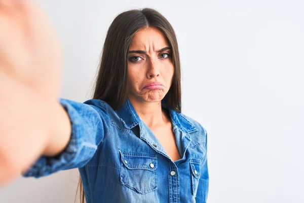 Hermosa Mujer Con Camisa Mezclilla Hacer Selfie Por Cámara Sobre — Foto de Stock