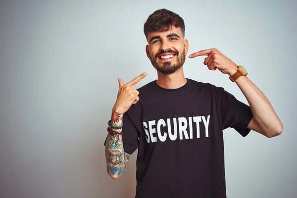 Jovem Homem Salvaguarda Com Tatuagem Respondendo Uniforme Segurança Sobre Fundo — Fotografia de Stock