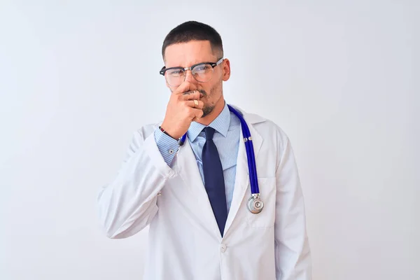 年轻的医生男人带着听诊器在孤立的背景上闻到一股难闻而恶心的气味 用手指捂住鼻子屏住呼吸 臭味概念 — 图库照片