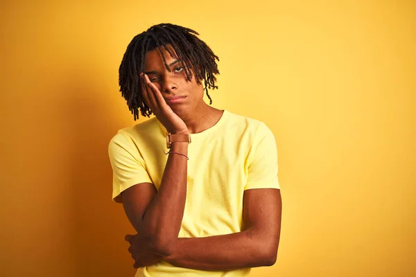 Afro Man Dreadlocks Wearing Casual Shirt Standing Isolated Yellow Background — Stock Photo, Image