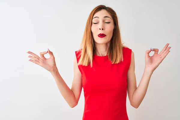 Rothaarige Geschäftsfrau Elegantem Roten Kleid Steht Entspannt Vor Isoliertem Weißem — Stockfoto