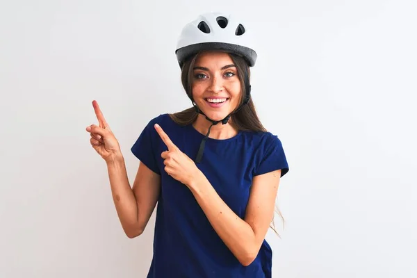 Jovem Mulher Ciclista Bonita Usando Capacete Bicicleta Segurança Sobre Fundo — Fotografia de Stock