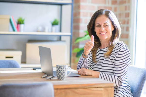 Medelålders Senior Kvinna Sitter Vid Bordet Hemma Arbetar Med Dator — Stockfoto