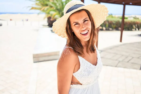 Joven Hermosa Mujer Sonriendo Feliz Disfrutando Día Soleado Verano Complejo — Foto de Stock