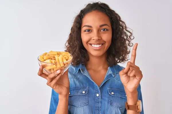 Mujer Brasileña Joven Sosteniendo Tazón Con Pasta Macarrones Sobre Fondo — Foto de Stock