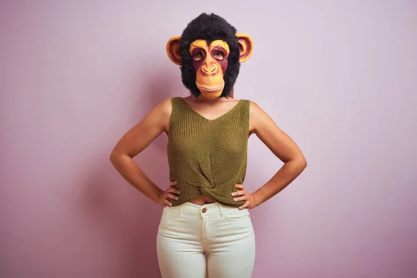 Vrouw Staande Dragen Shirt Monkey Masker — Stockfoto
