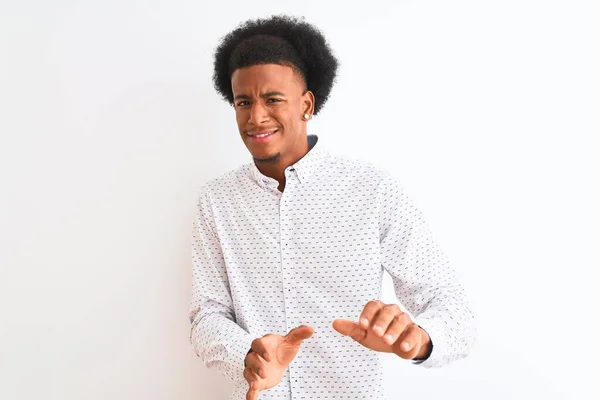 Mladý Africký Američan Elegantní Košili Stojící Nad Osamělým Bílým Pozadím — Stock fotografie