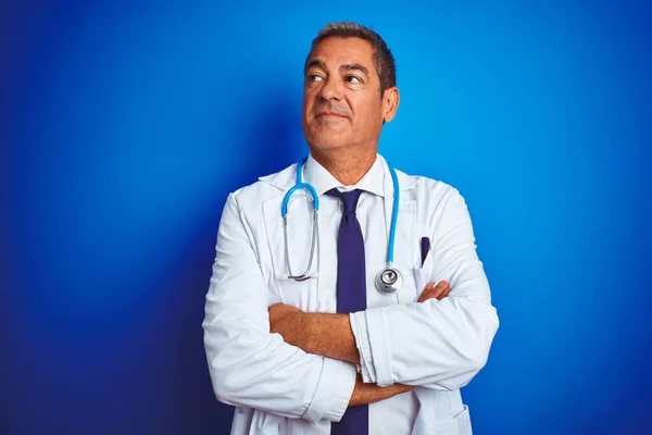 Beau Médecin Âge Moyen Homme Portant Stéthoscope Sur Fond Bleu — Photo