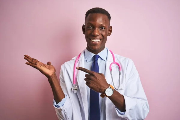 Africano Americano Médico Homem Vestindo Estetoscópio Sobre Fundo Rosa Isolado — Fotografia de Stock