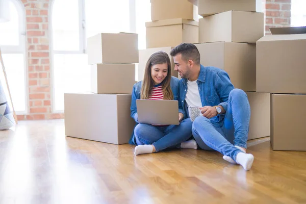 Pareja Joven Sentada Suelo Alrededor Cajas Cartón Usando Computadora Portátil — Foto de Stock