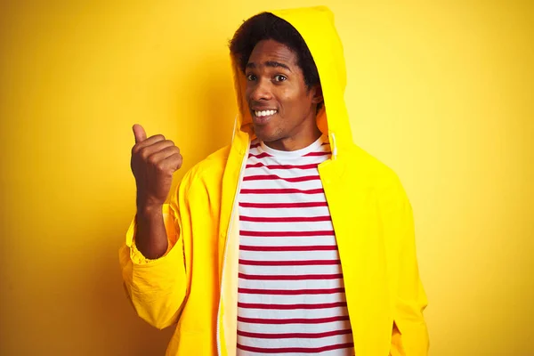 Hombre Africano Con Pelo Afro Vistiendo Abrigo Lluvia Con Capucha —  Fotos de Stock