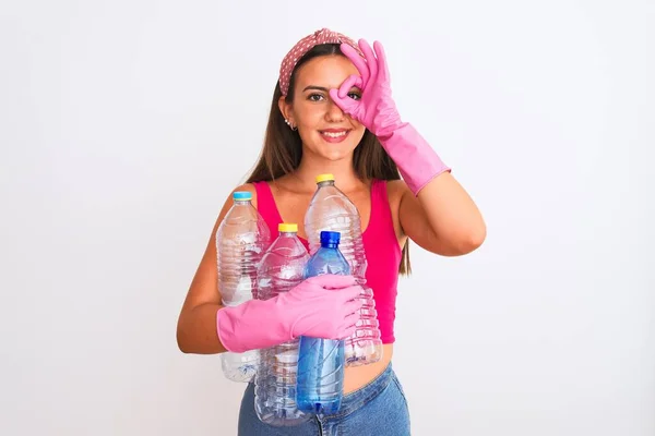 Bella Ragazza Indossa Guanti Più Puliti Riciclaggio Bottiglie Plastica Sfondo — Foto Stock