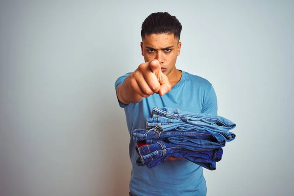 Giovane Negoziante Brasiliano Che Tiene Jeans Piedi Sopra Isolato Sfondo — Foto Stock