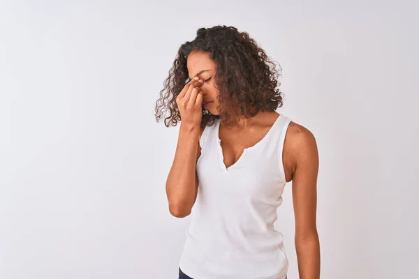 Młoda Brazylijka Ubrana Luźny Shirt Stojąca Białym Tle Zmęczona Pocieraniem — Zdjęcie stockowe