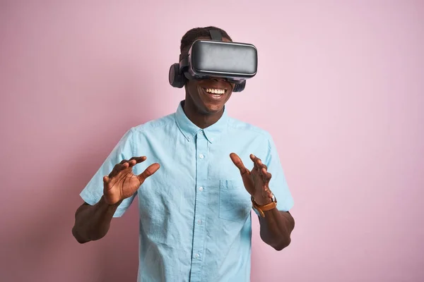 Young African American Man Playing Virtual Reality Game Using Goggles — Stock Photo, Image