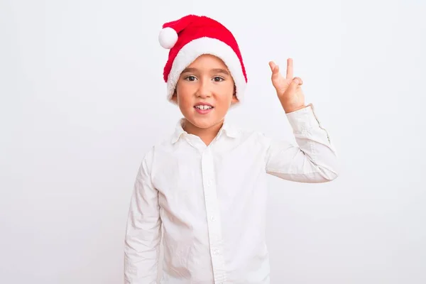 아름다운 크리스마스 모자를 자신감 행복하게 웃으면서 손가락 손가락으로 겨누고 있습니다 — 스톡 사진