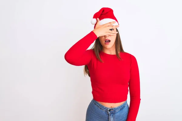 Νεαρό Όμορφο Κορίτσι Φορώντας Χριστούγεννα Σάντα Καπέλο Στέκεται Πάνω Από — Φωτογραφία Αρχείου