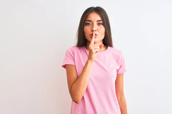 Junge Schöne Frau Rosa Lässigem Shirt Die Vor Isoliertem Weißen — Stockfoto