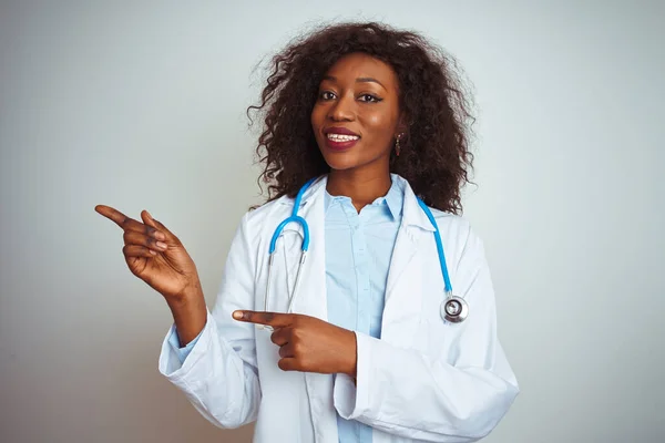Jeune Femme Médecin Afro Américaine Portant Stéthoscope Sur Fond Blanc — Photo