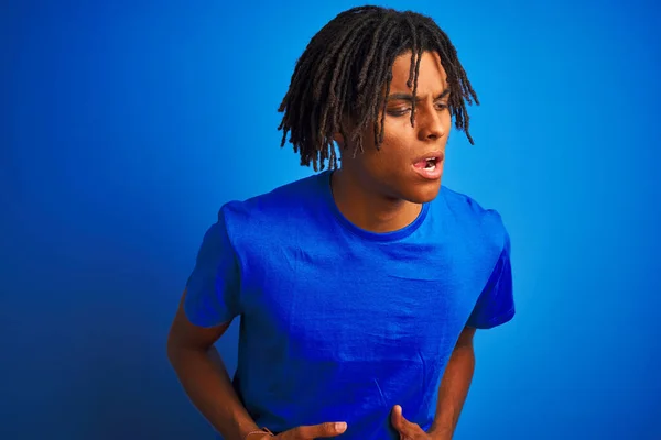 Homem Afro Americano Com Dreadlocks Vestindo Camiseta Sobre Fundo Azul — Fotografia de Stock