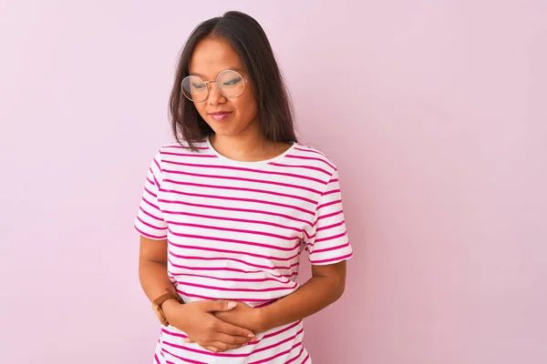 Jonge Chinese Vrouw Draagt Gestreept Shirt Bril Geïsoleerde Roze Achtergrond — Stockfoto