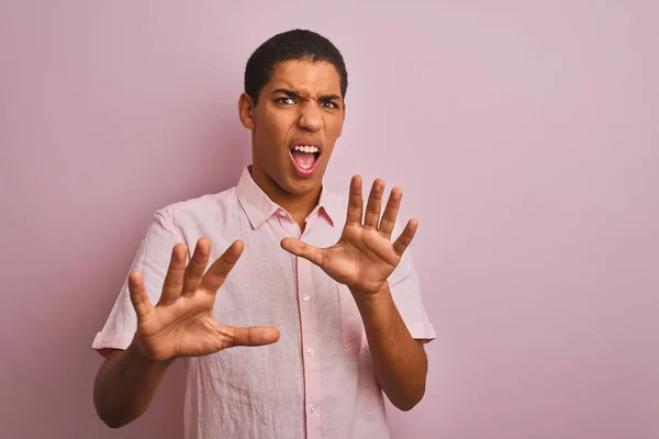 Jonge Knappe Arabier Man Draagt Casual Shirt Staan Geïsoleerde Roze — Stockfoto