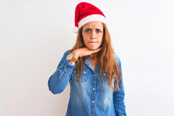 Jonge Mooie Roodharige Vrouw Draagt Kerst Hoed Geïsoleerde Achtergrond Snijden — Stockfoto