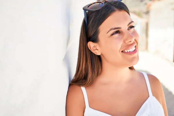 Hermosa Chica Apoyada Pared Blanca Joven Mujer Amigable Sonriendo Feliz — Foto de Stock