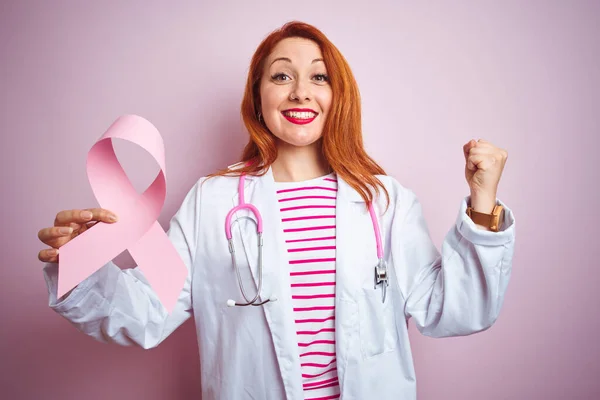 Junge Rothaarige Ärztin Mit Krebsband Vor Rosa Isoliertem Hintergrund Schreit — Stockfoto