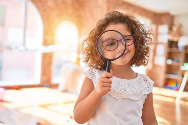 Prachtige Peuter Die Een Bril Draagt Met Loupe Kleuterschool — Stockfoto