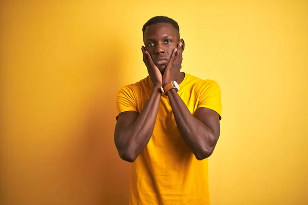 Hombre Afroamericano Joven Con Camiseta Casual Pie Sobre Fondo Amarillo — Foto de Stock