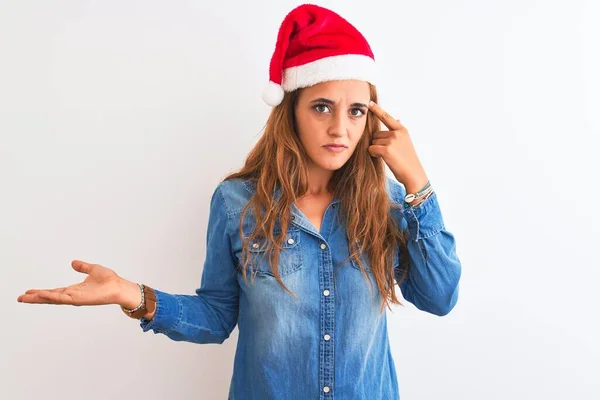 Jonge Mooie Roodharige Vrouw Draagt Kerstmuts Geïsoleerde Achtergrond Verward Geïrriteerd — Stockfoto