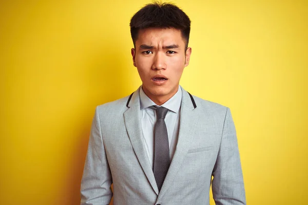 Ázsiai Kínai Üzletember Öltönyt Nyakkendőt Visel Áll Elszigetelt Sárga Háttér — Stock Fotó