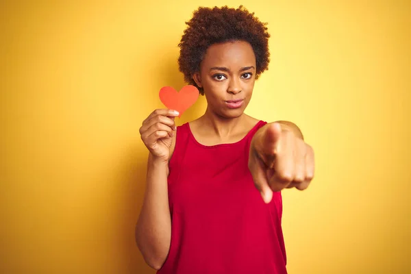 Αφροαμερικανή Γυναίκα Που Κρατάει Ρομαντικές Χάρτινες Καρδιές Πάνω Από Κίτρινο — Φωτογραφία Αρχείου