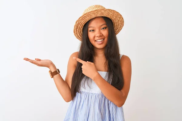 Joven Mujer China Con Vestido Rayas Sombrero Pie Sobre Fondo — Foto de Stock