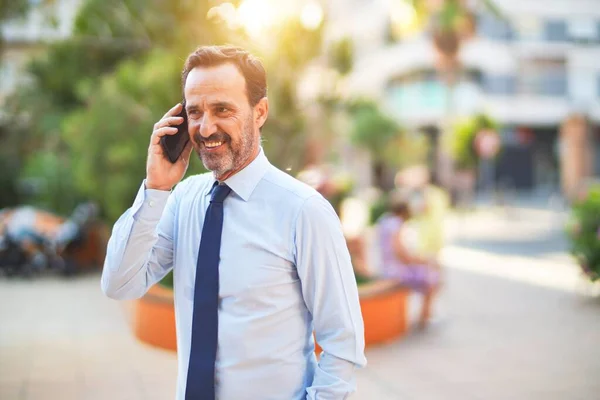 Medelålders Stilig Affärsman Står Gatan Talar Smartphone Leende — Stockfoto