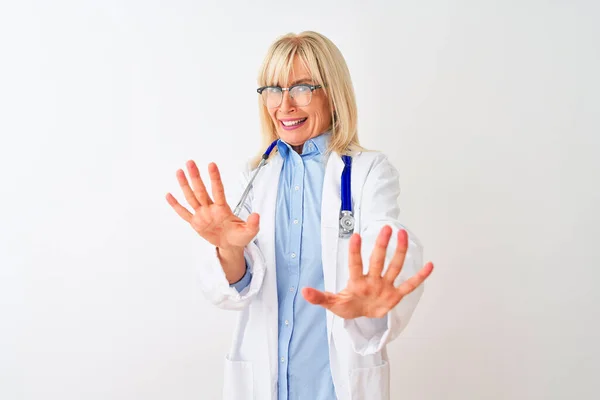 Médico Meia Idade Mulher Usando Óculos Estetoscópio Sobre Fundo Branco — Fotografia de Stock