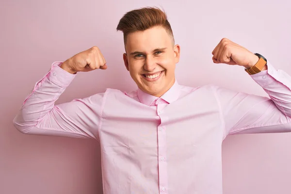年轻英俊的商人穿着雅致的衬衫站在孤立的粉色背景上 露出胳膊肌肉的笑容 感到自豪 健康概念 — 图库照片