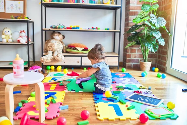 Linda Criança Sentada Chão Brincando Com Blocos Construção Brinquedo Jardim — Fotografia de Stock